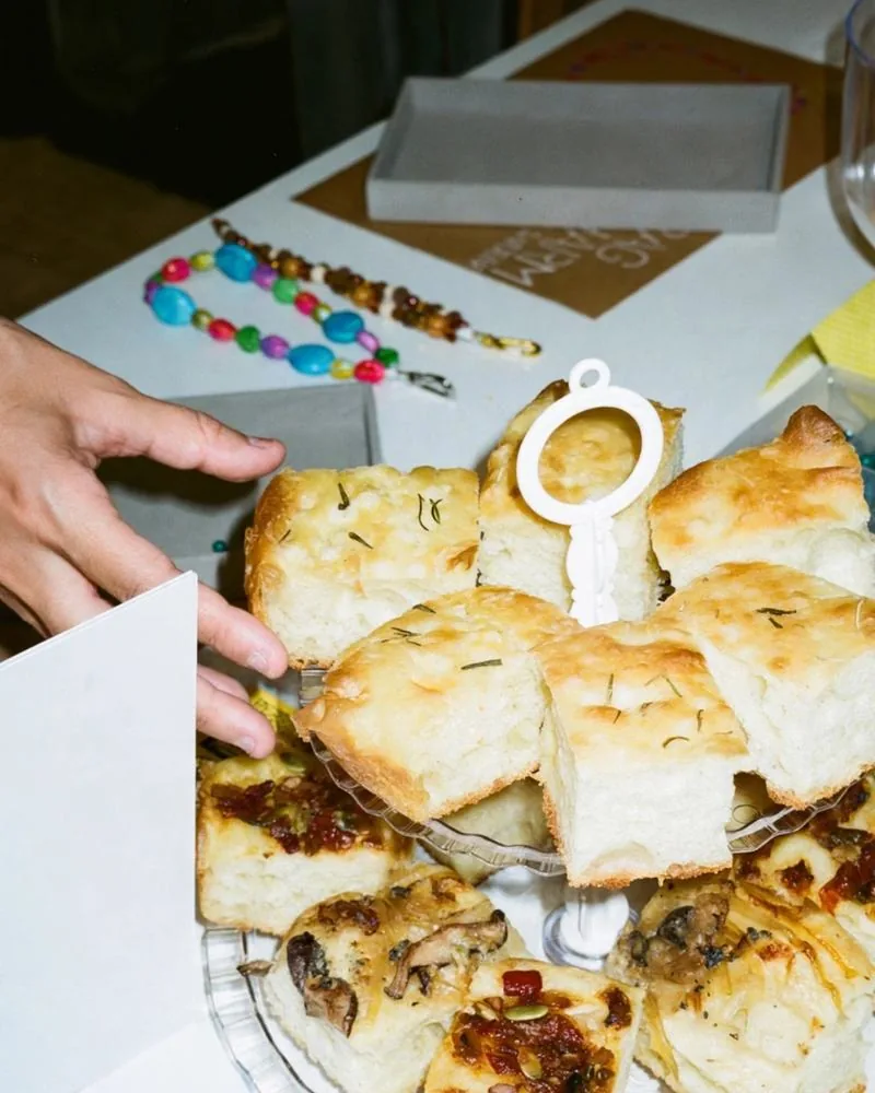 Focaccia servida na mesa da oficina